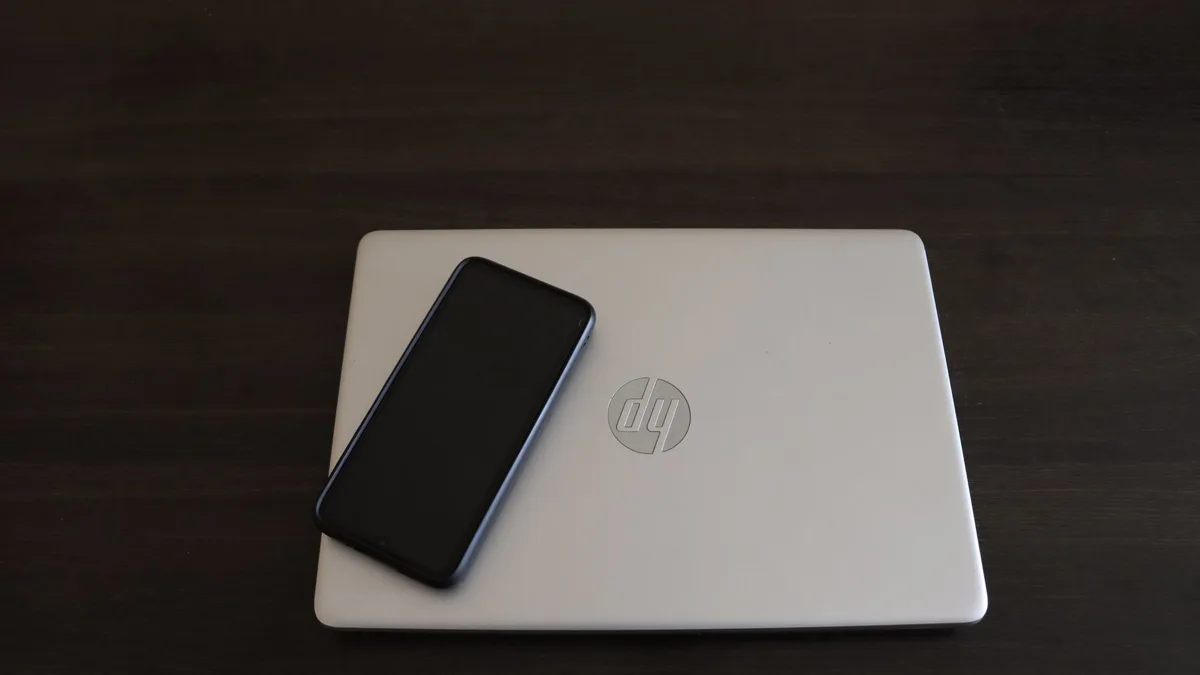 Telefon ekranının bilgisayar üzerinde yansıtıldığı bir konsept görseli; kullanıcı uygulamalara bilgisayar üzerinden erişim sağlıyor.