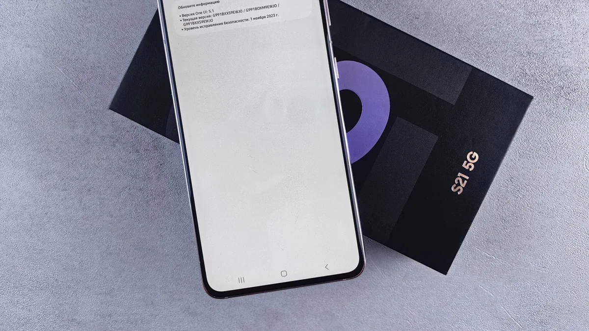 One UI arayüzü ile kullanıcı etkileşimini gösteren bir telefon ekranı