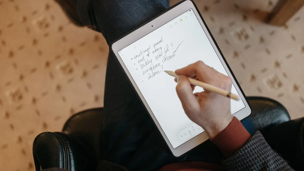 Dijital ekranda notlar yazan bir kullanıcının yakın plan S Pen kullanımı