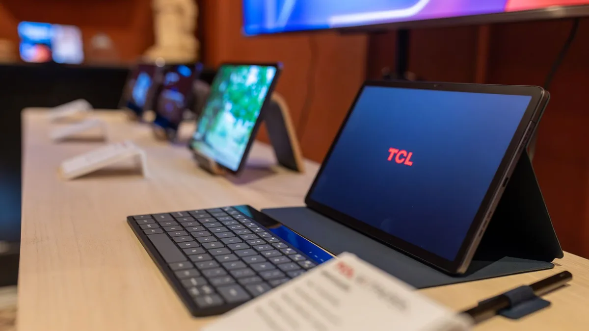 Gövde görseli: Tabletin 14 inç AMOLED ekrana sahip olduğu varsayımsal gösterim