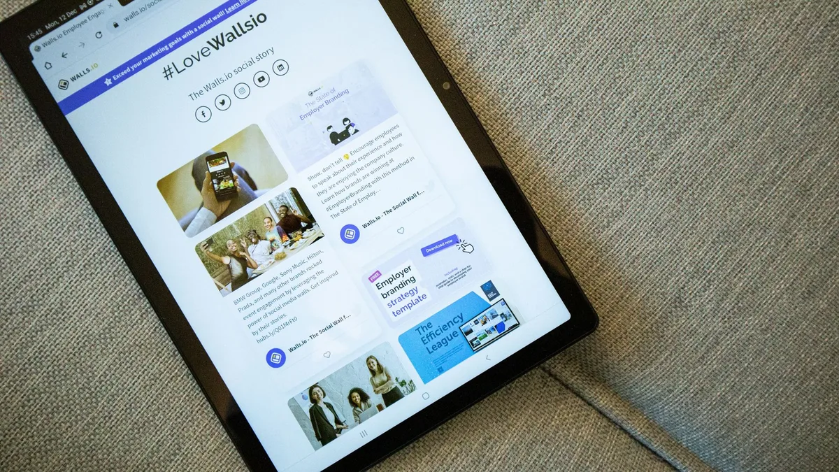 Samsung tablet ekranında arayüz açıkken yapılan inceleme