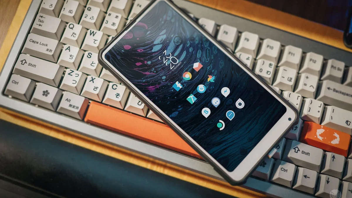 Bilgisayar klavyesiyle metin yazılan bir Android cihaz ve bağlantı kablosu