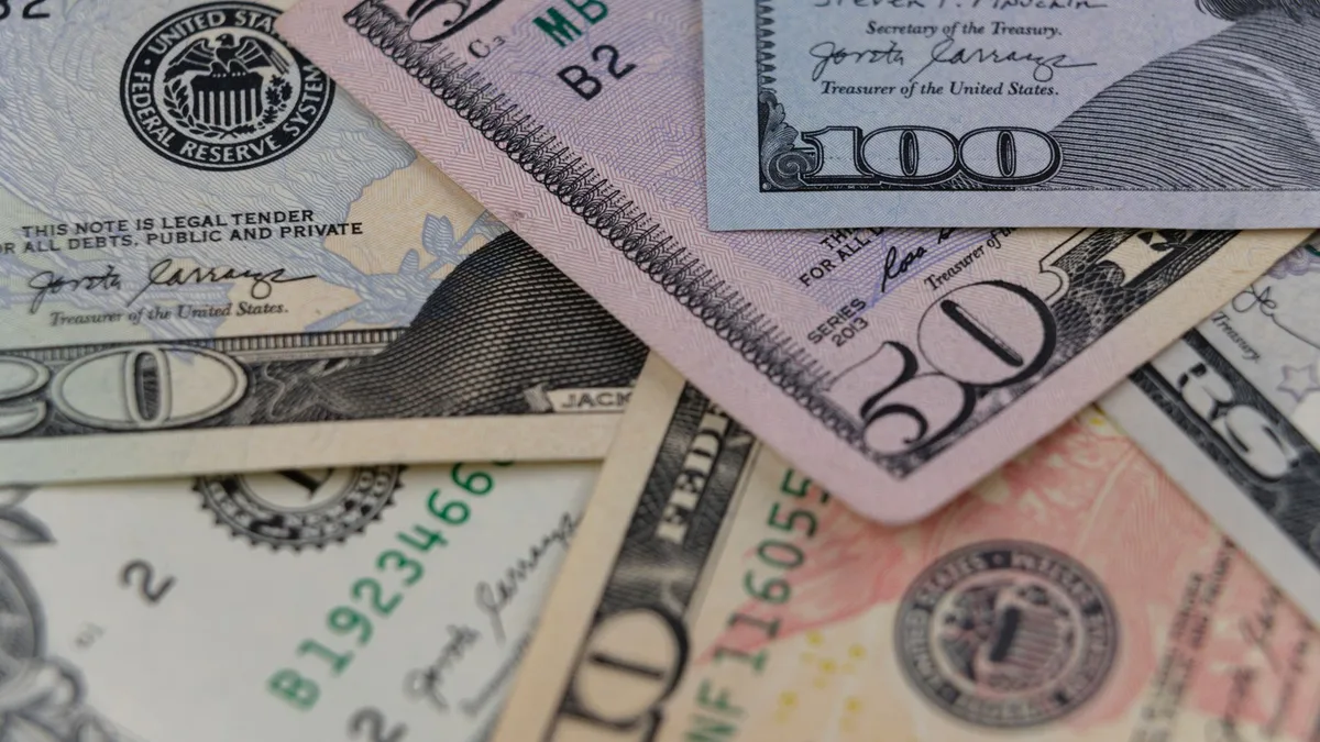 ABD doları banknotlarının yakından çekilmiş finansal, soyut bir karesi