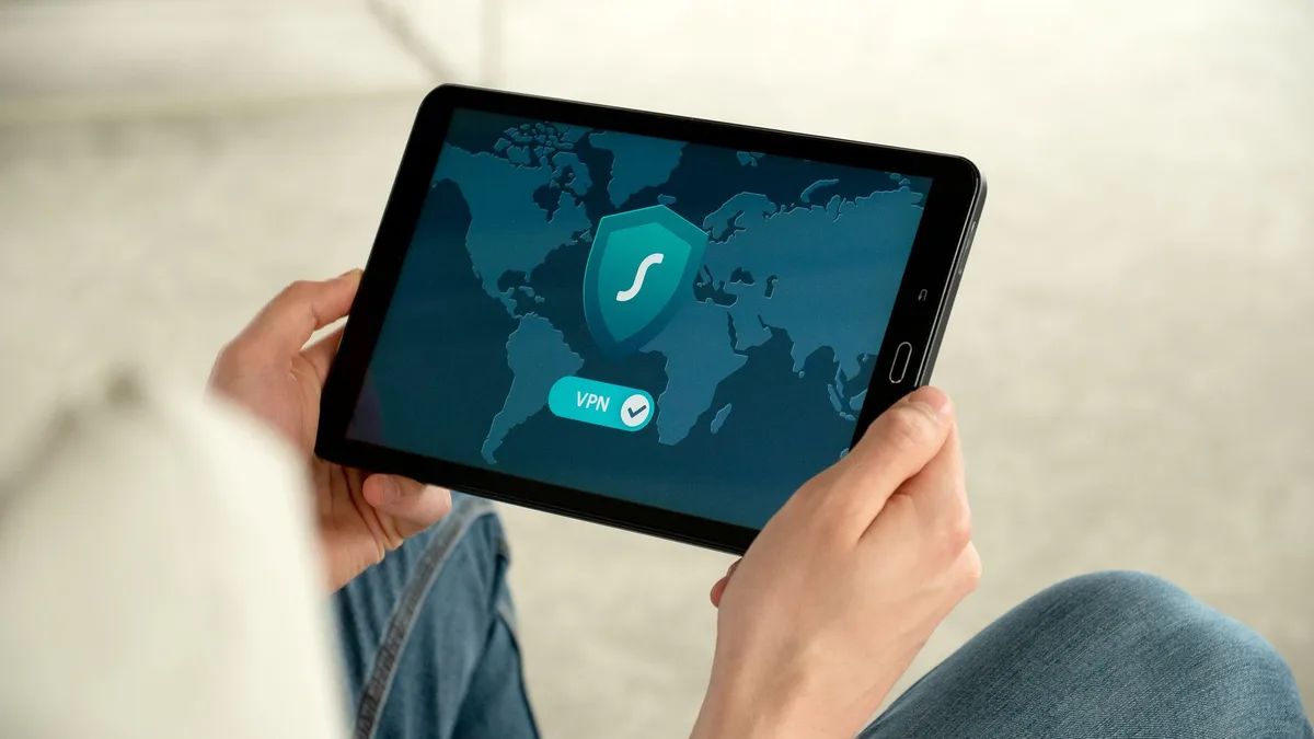 Elde tutulan bir Android tablette mesajlaşma uygulaması arayüzü