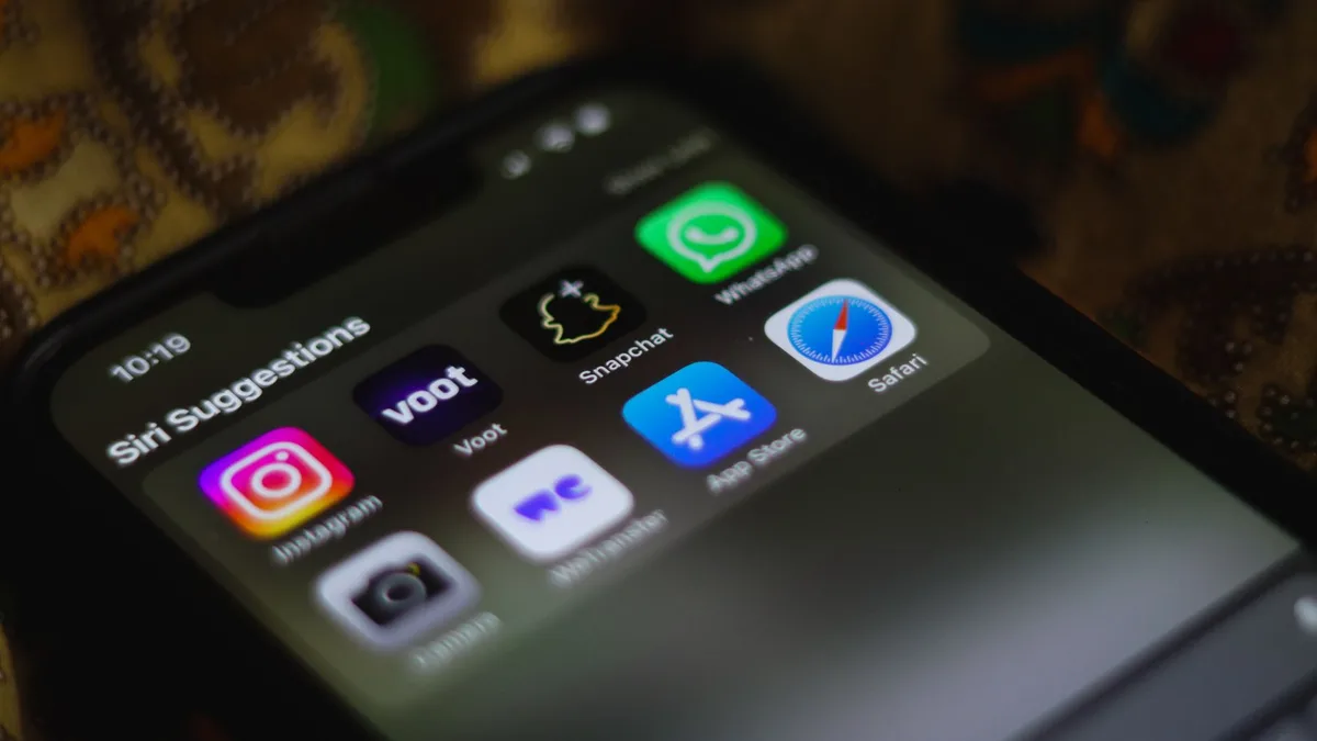 Gövde görsel 2: Arabada CarPlay ile harita ve müzik akışını gösteren multimedya ekranı