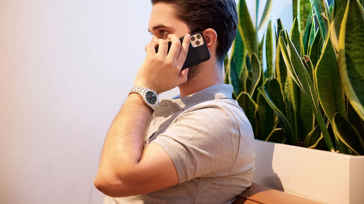 Snap CEO'su Evan Spiegel bir sunum sırasında konuşurken