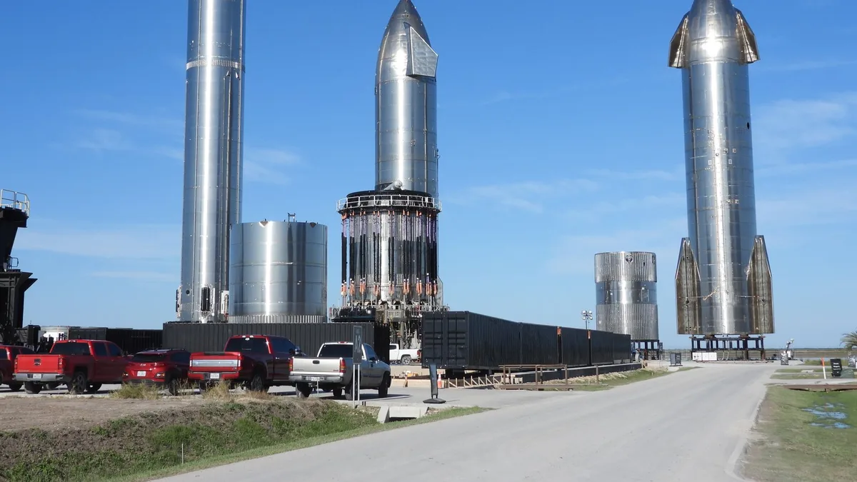 Starship roket prototipi fırlatma rampasında test için bekliyor