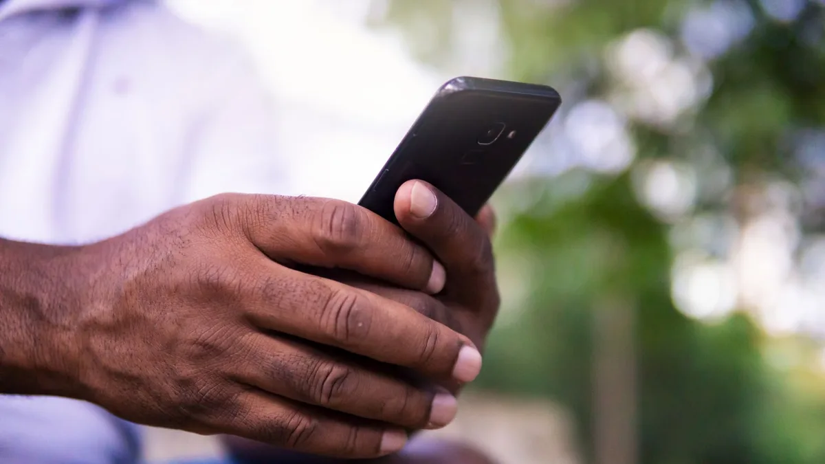 Bir kişinin elinde tuttuğu Samsung Galaxy akıllı telefon