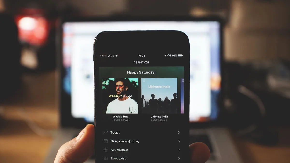 Telefon ekranında görünen Spotify logosu ve arayüzü