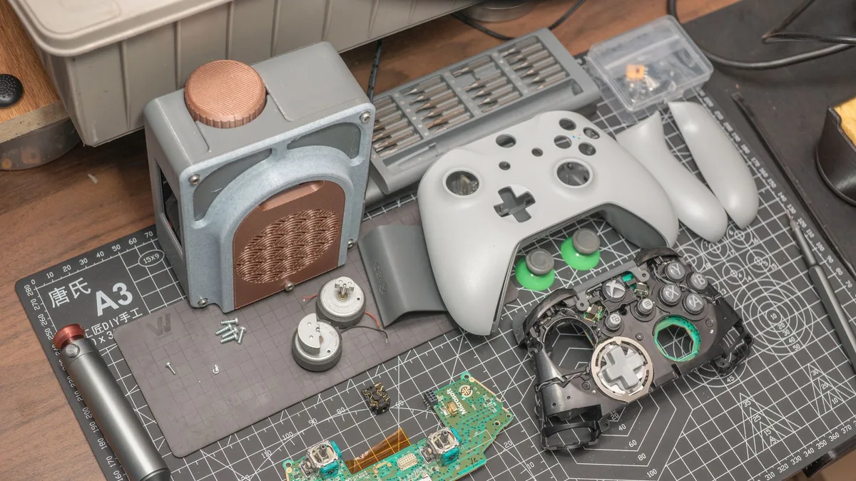 Retro cihazların tamir edildiği ReStory oyunundan bir atölye ekranı
