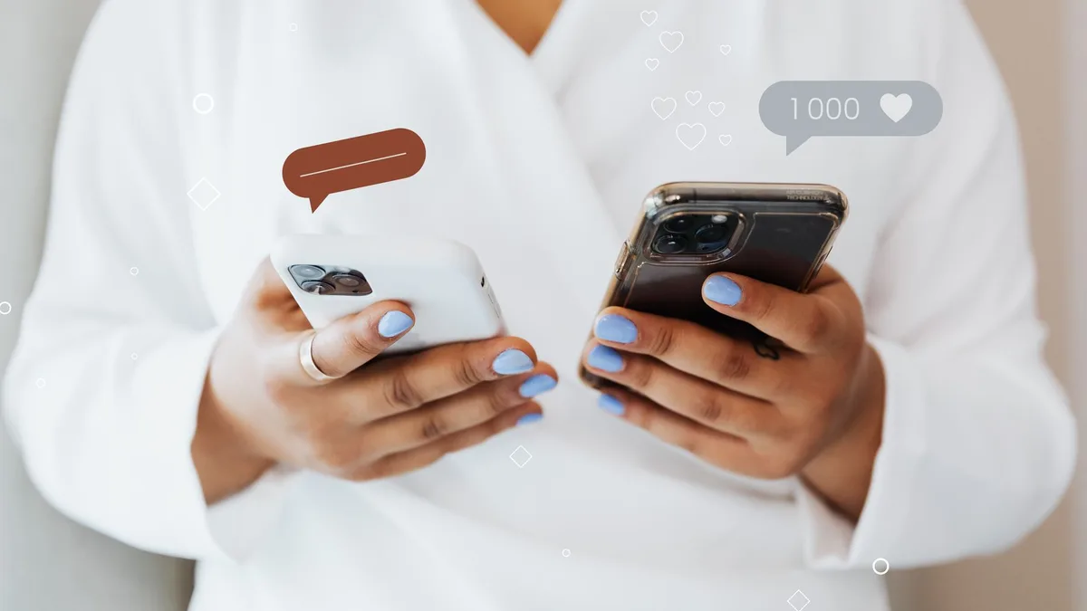 Akıllı telefon ekranında farklı renklerde görünen mesaj baloncukları