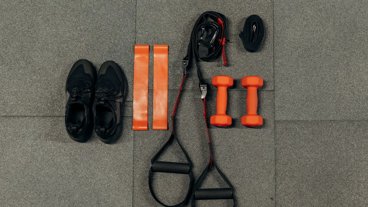 Modern ve minimalist ev ortamında fitness ekipmanları