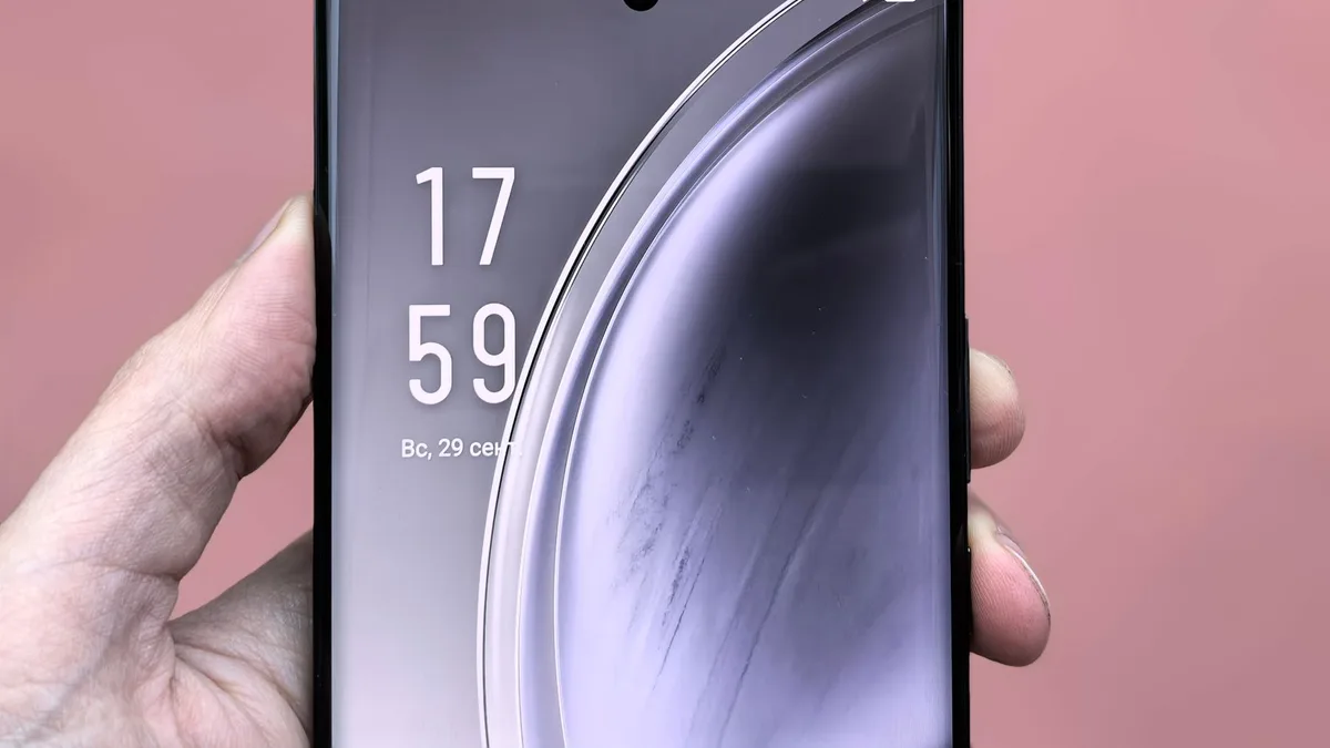 Akıllı telefonlarda kullanılan yüksek çözünürlüklü OLED ekran paneli