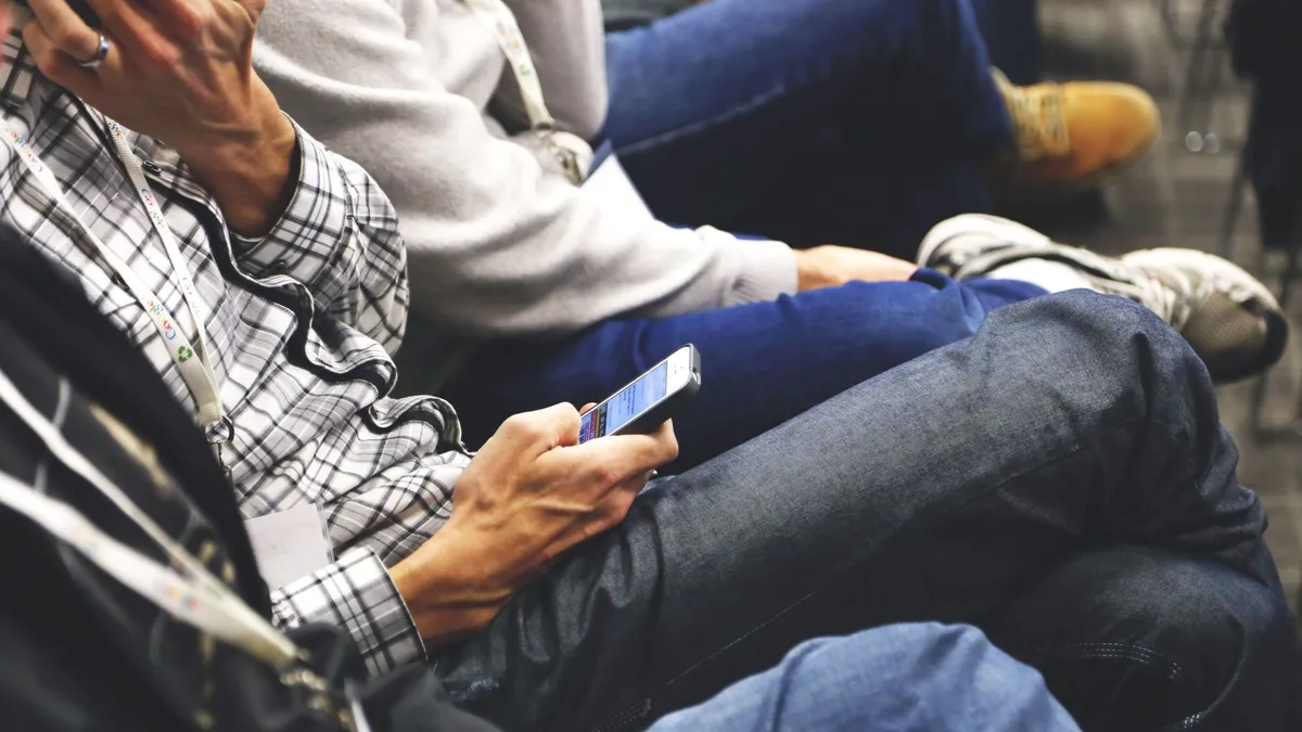 Etkinlik alanında networking yapan katılımcılar ve yatırımcılar