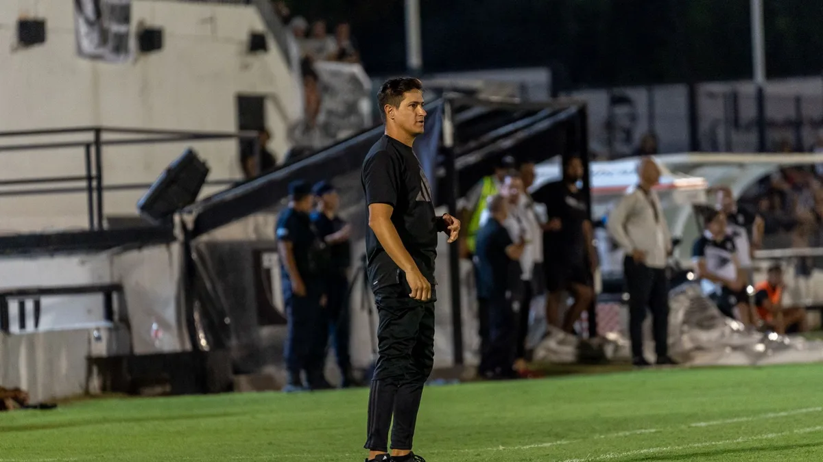 Yeşil sahada taktik veren futbol antrenörü