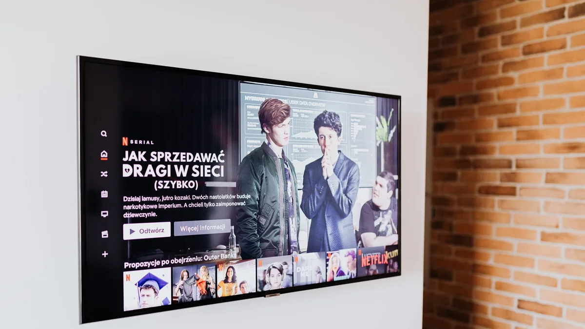 Televizyon ekranında dizi izleyen bir izleyici
