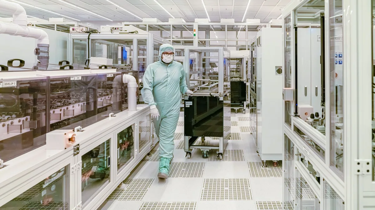 Geleceğin çip üretim teknolojileri için kullanılan modern silikon wafer ve devre kartı