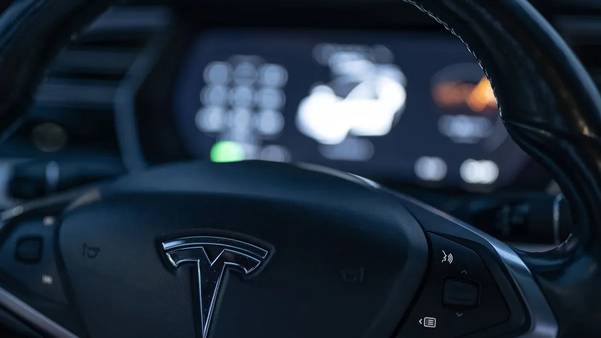Tesla otonom sürüş testlerinde kullanılan direksiyon ve kontrol paneli
