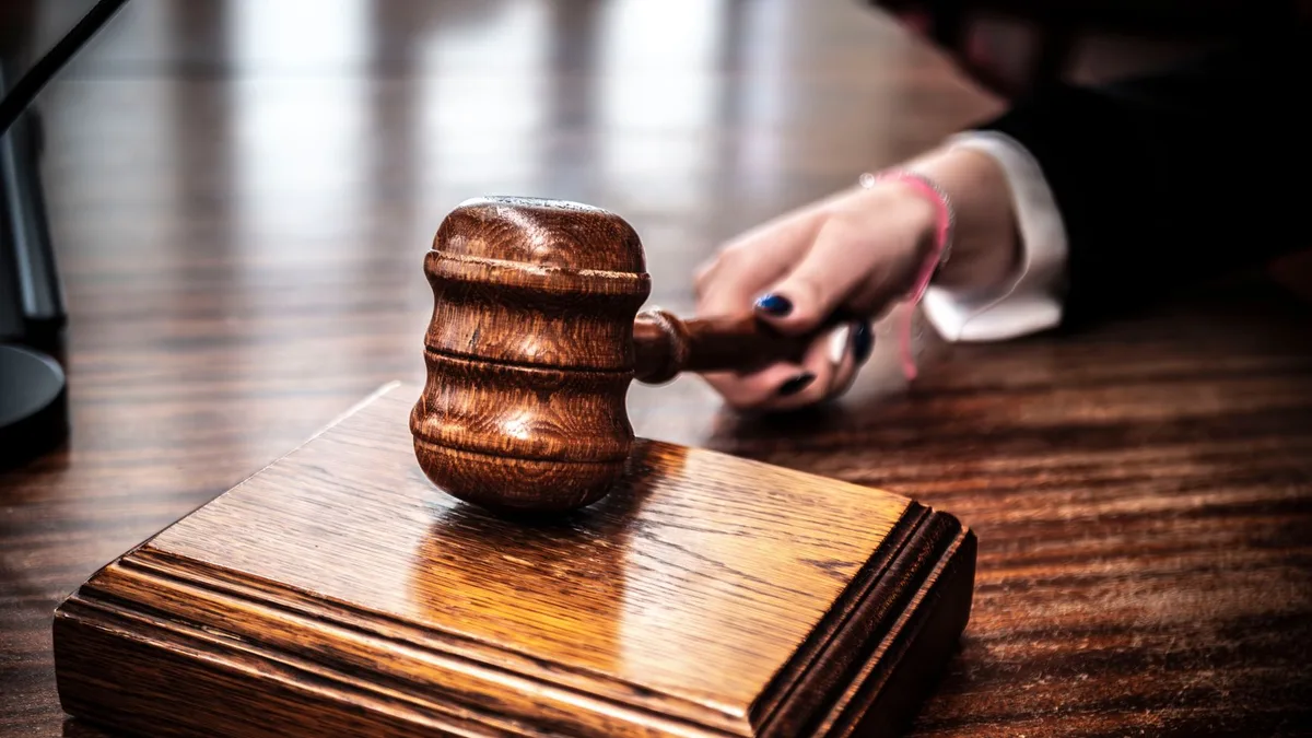 Bir tablo üzerinde çocuk güvenliği politikalarının özetlendiği görsel