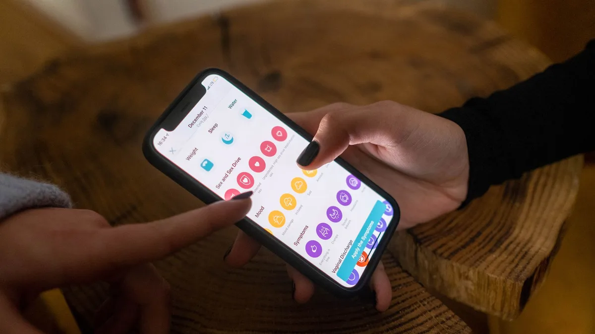 Bir kullanıcının ellerinde tuttuğu telefonda dizi takip platformunu incelemesi