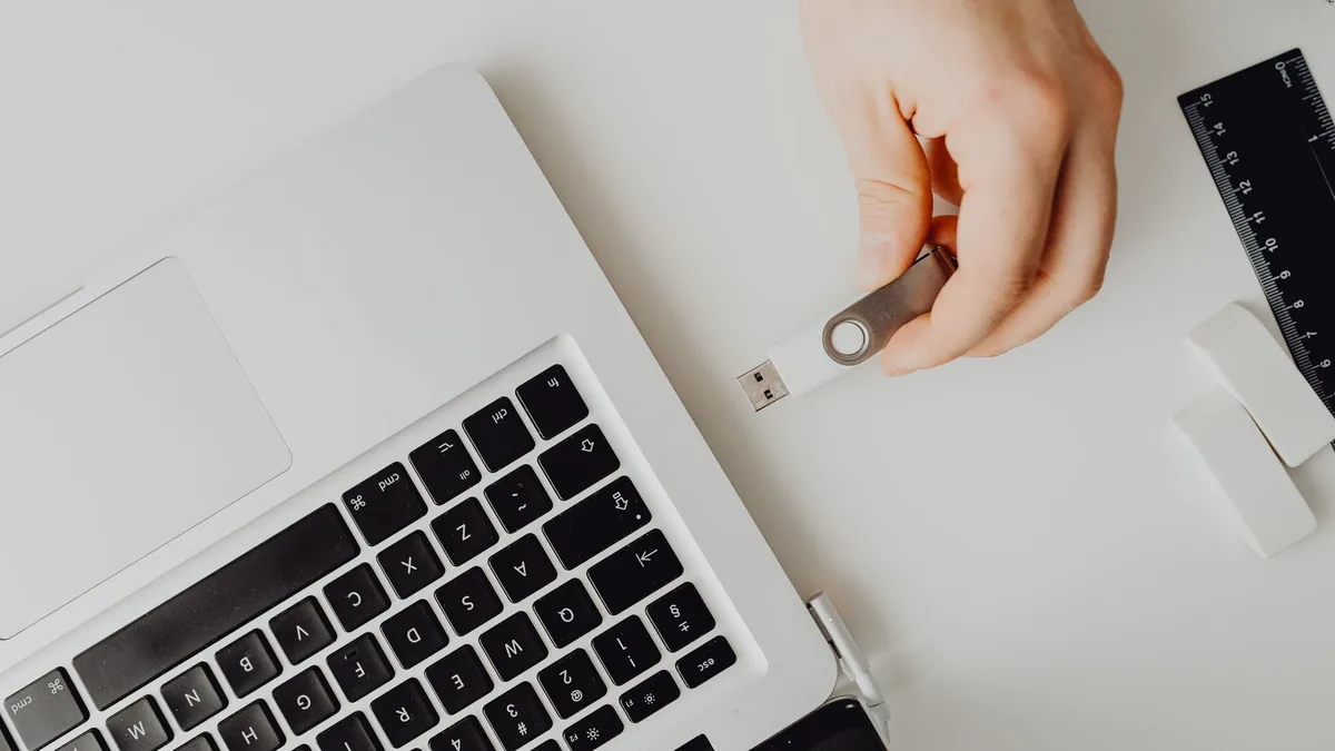 Bir kullanıcının dizüstü bilgisayara USB bellek takma anı