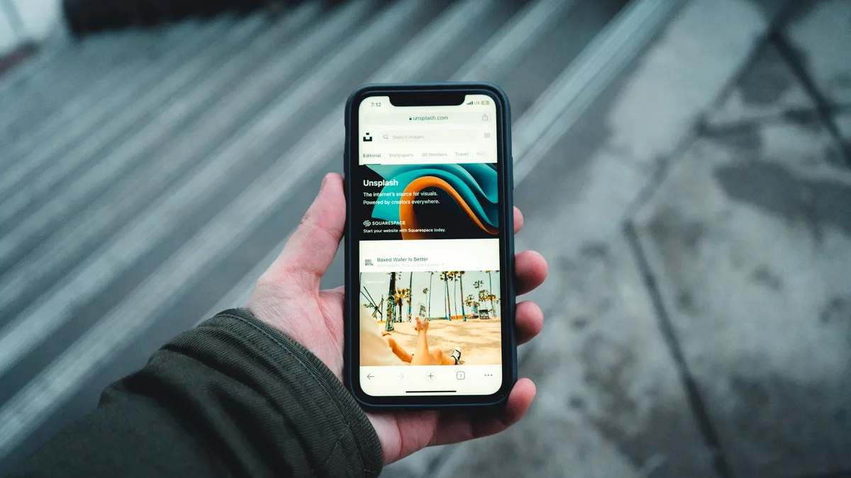 Akıllı telefon ekranından kablosuz ağ ve paylaşım ayarlarını yapılandıran bir kullanıcı