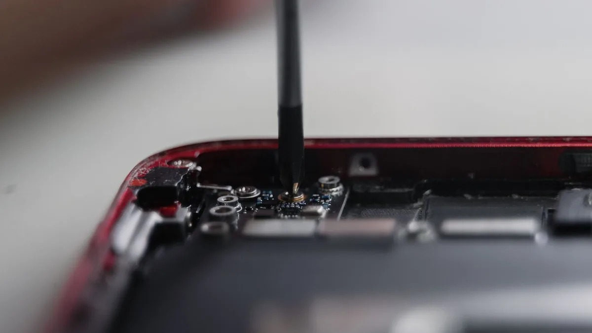 Gövde görselinde bir akıllı telefon ekranında dolandırıcılık uyarısı simgesinin belirebildiği bir konsept görseli