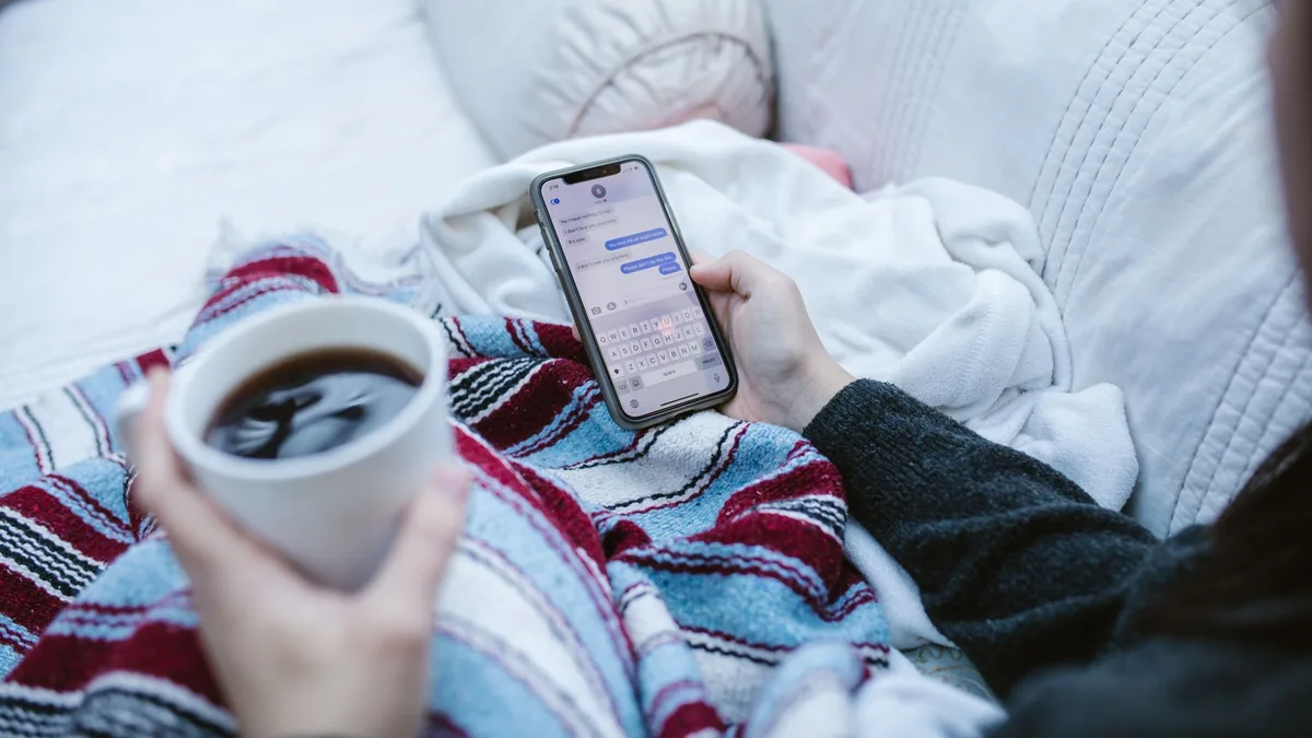 Grup sohbeti üzerinden mesajlaşan bir kişinin akıllı telefon kullanımı