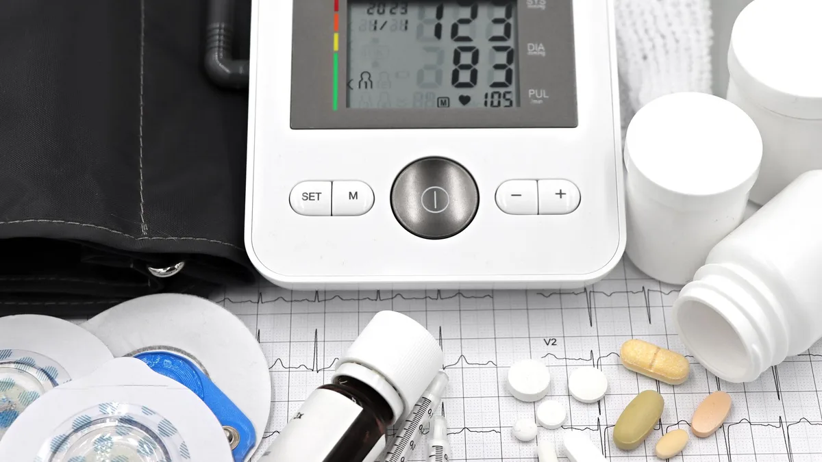 Hasta yakını ve doktor görseliyle sağlık verilerinin paylaşımı tasvir ediliyor
