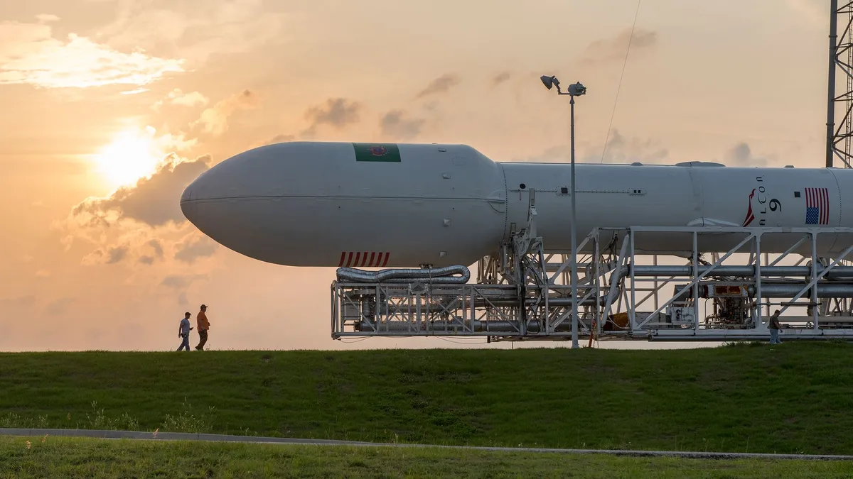 Test sahasında fırlatma için hazırlanan SpaceX roketi