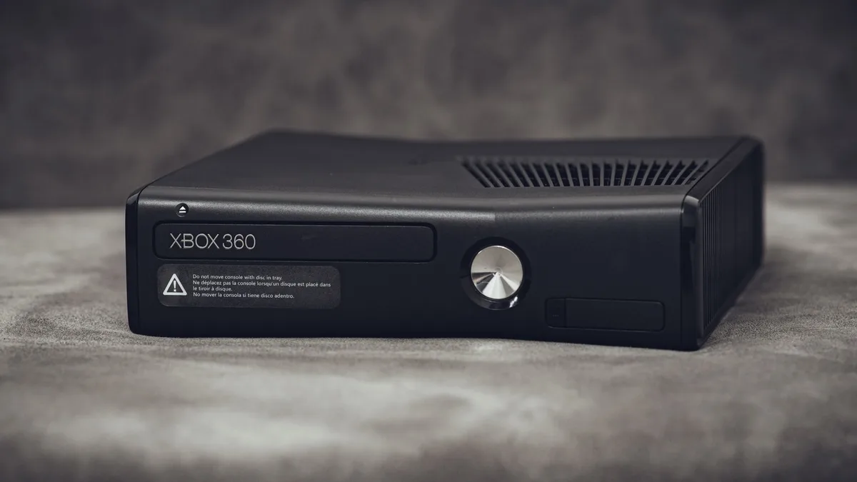 Modern bir odada sergilenen klasik nesil Xbox oyun konsolu