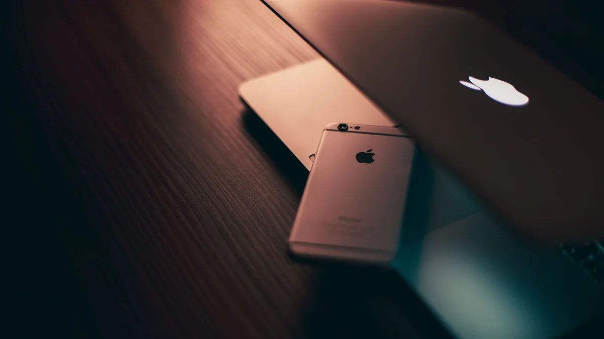 Apple cihazının yanında çalışan siber güvenlik uzmanının ekran görüntüleri