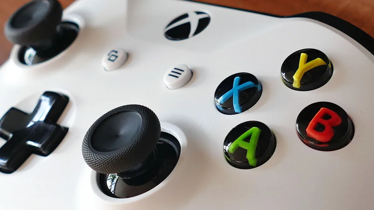 Modern bir masada duran Xbox oyun kumandası