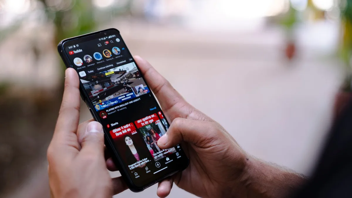 Bir akıllı telefon ekranında görünen YouTube uygulamasının ayarlar menüsü