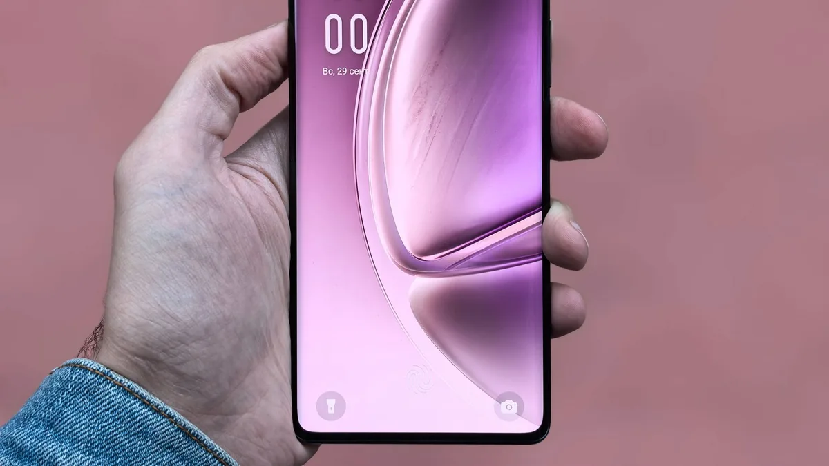 Bir kullanıcının ellerinde tuttuğu açık konfigürasyondaki dikey katlanabilir akıllı telefon ekranı