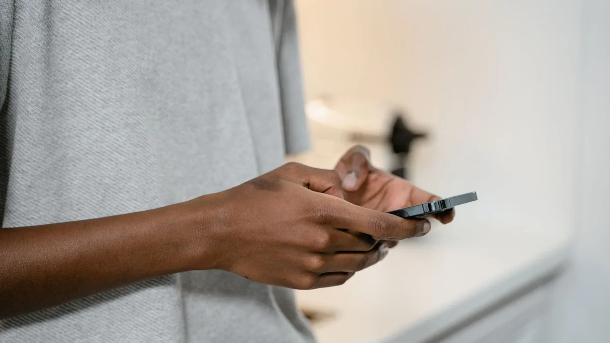 Kapaklı form faktörüne sahip katlanabilir telefonun dış ekranının yakın plan görünümü