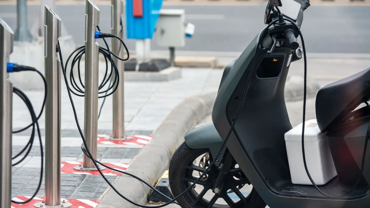 Kent içindeki elektrikli araç şarj istasyonu