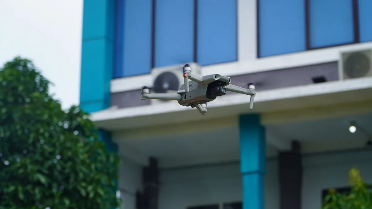Yerleşim alanı üzerinde uçuş yapan kargo dronu