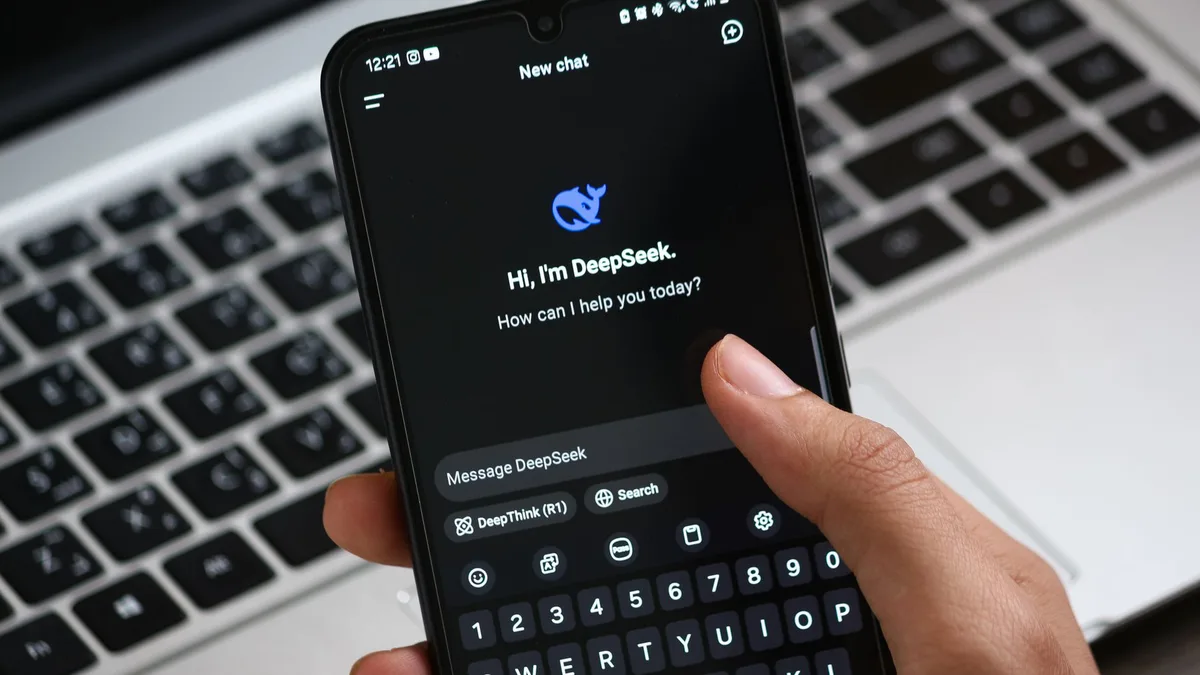 Bir kullanıcı akıllı telefonunda yapay zeka uygulaması inceliyor.