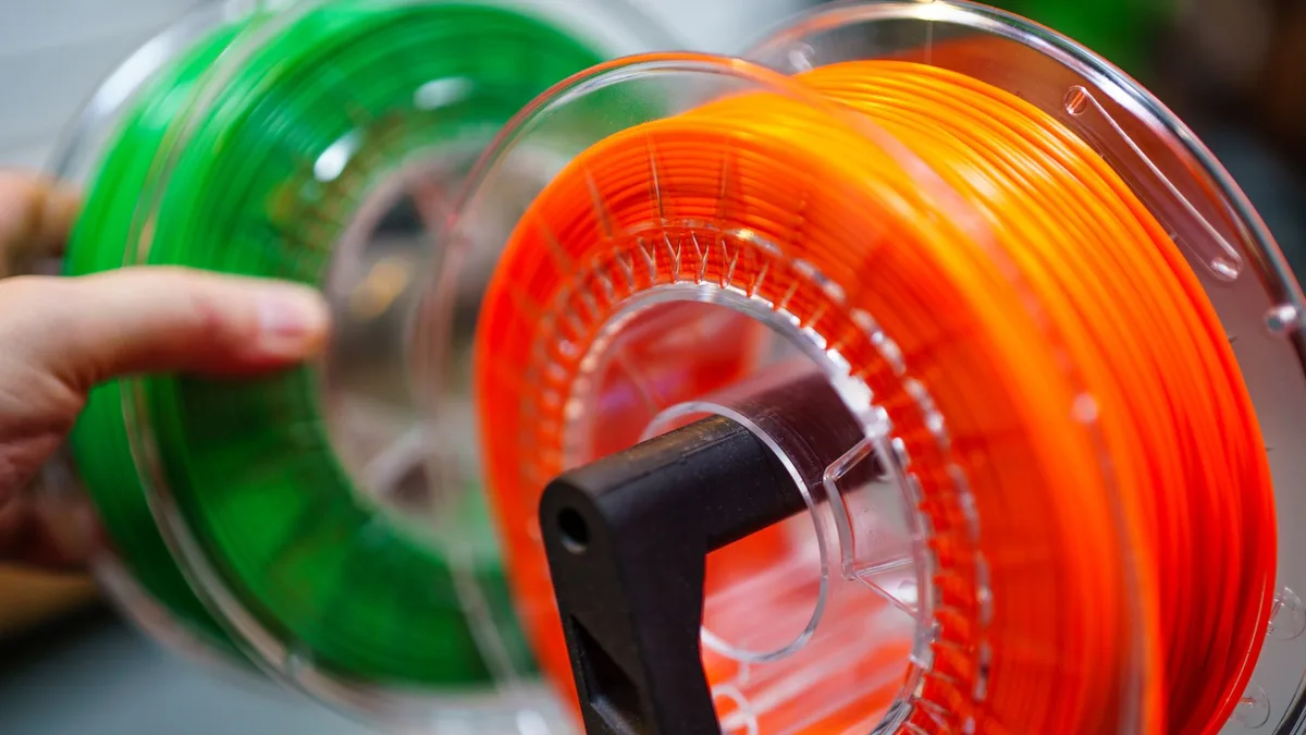 Gövde görsel 2: Baskı sırasında yakın plan, filament uçları ve nozzle