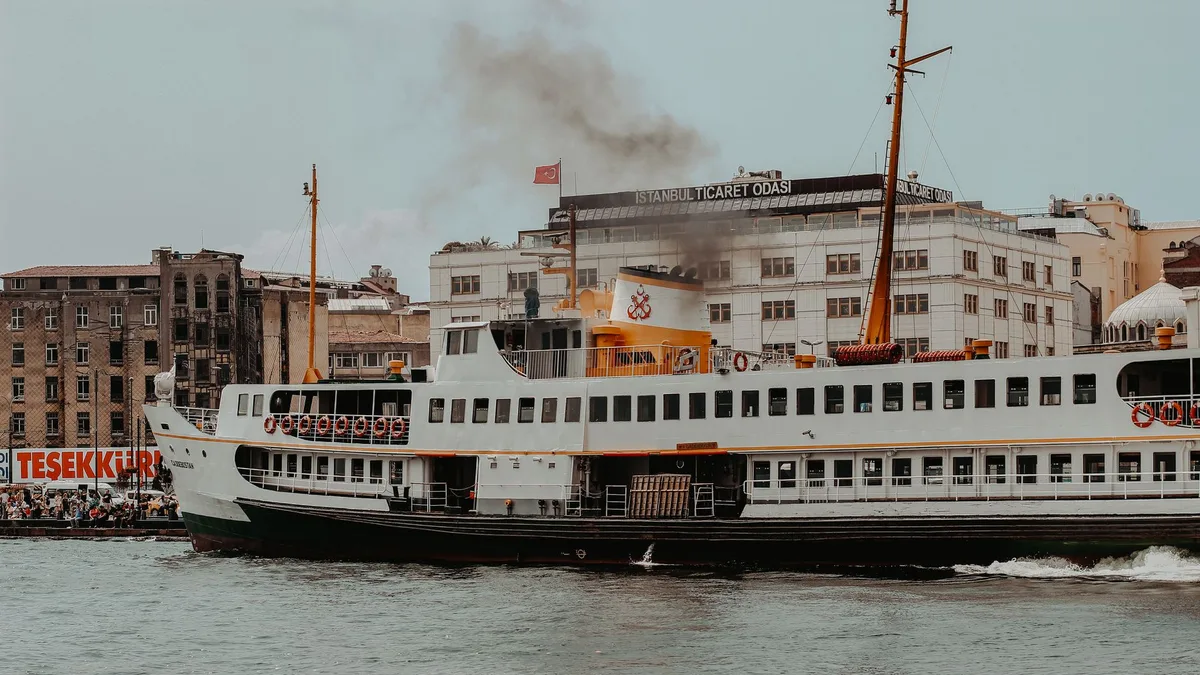 Gövde görseli 2: Bilgisayar ekranında yapay zeka ve veri odaklı bir arayüz