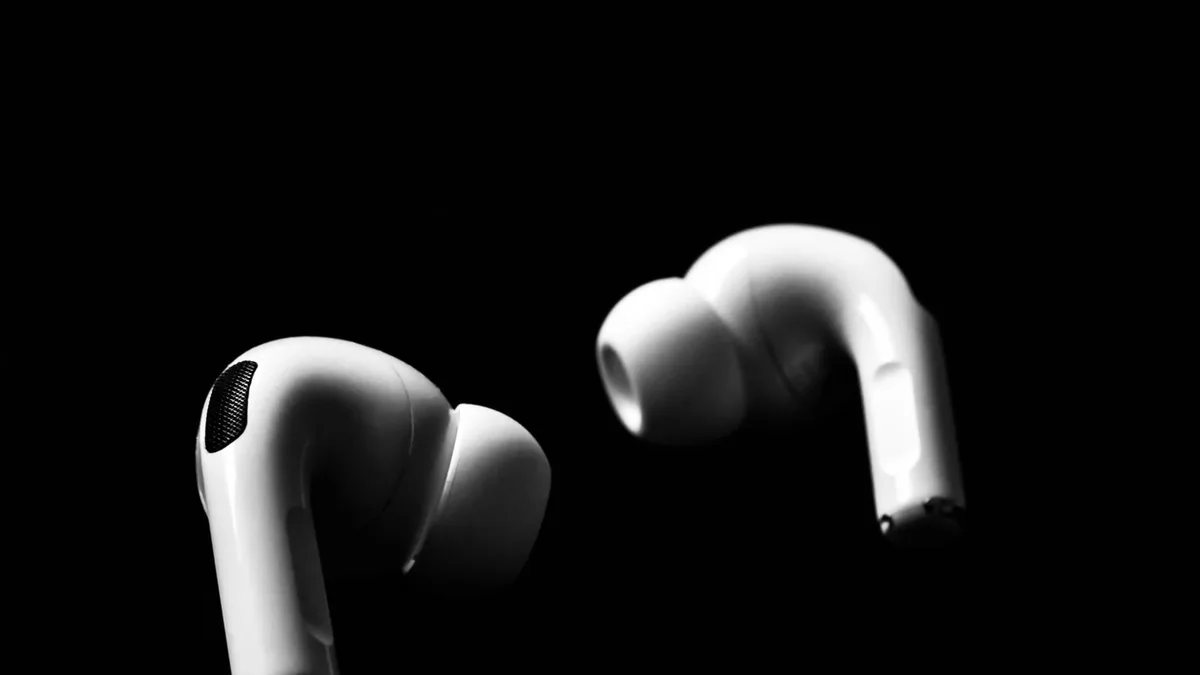 AirPods 5 kulaklıklarının yan letge ve şarj kılıfı detaylı yakın görüntüsü