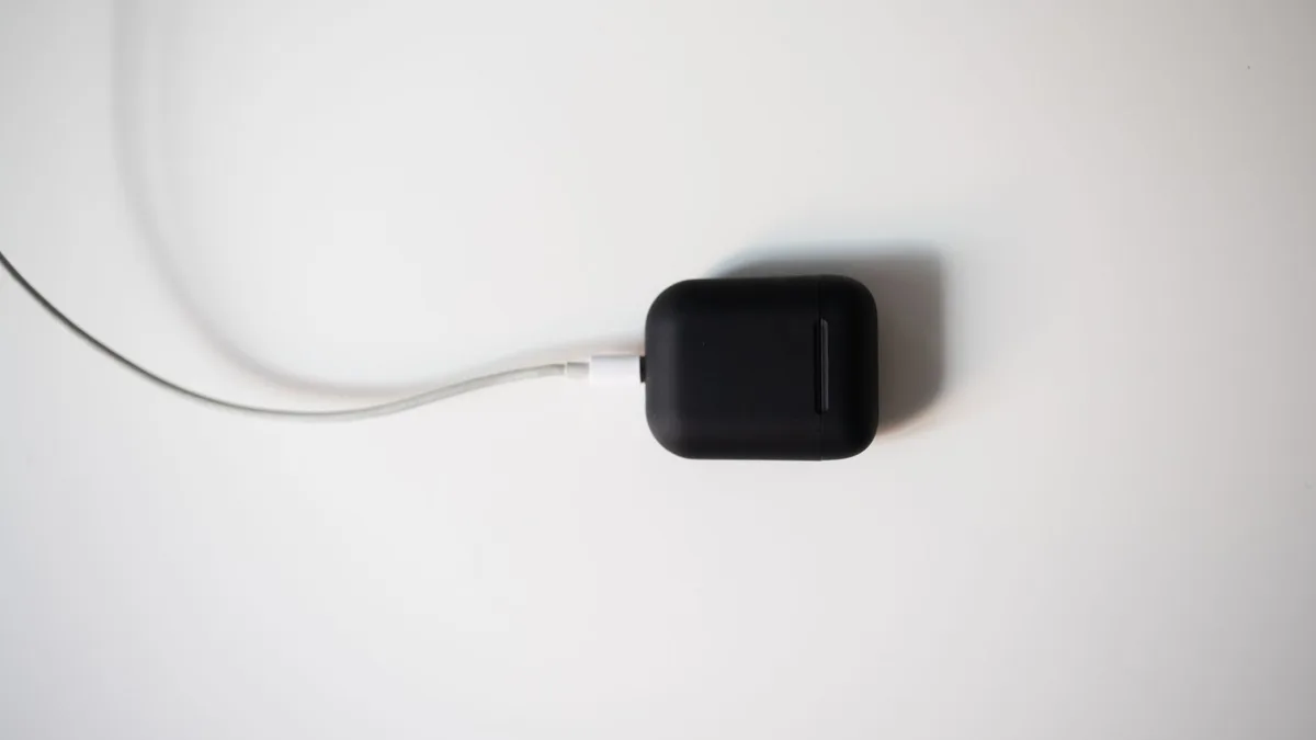 Kullanıcı başlığıyla uyumlu boyutta masaüstü ortamında AirPods 5 kutusu ve cihazlar