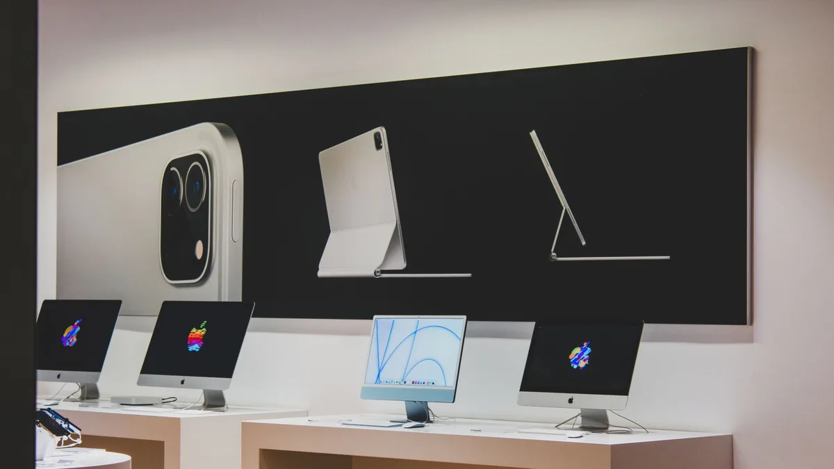 Apple etkinliğinde sahnedeki dev ekranın önünde duran konuşmacı