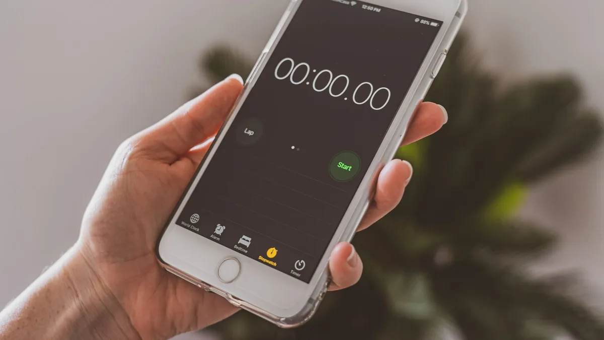 Gövde görsel 2: Bir kullanıcı eve geldiğinde kapıya teslimatını alan yüz ifadesiyle telefon kutusunu açması.