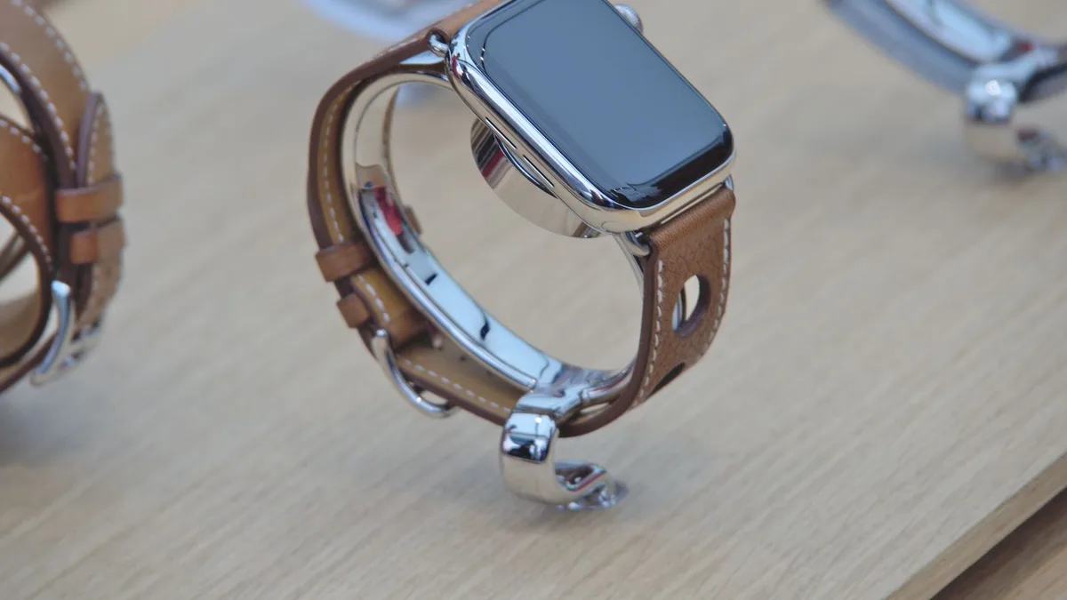 Apple Watch ekranında görünen yapay zekâ destekli uygulama arayüzü