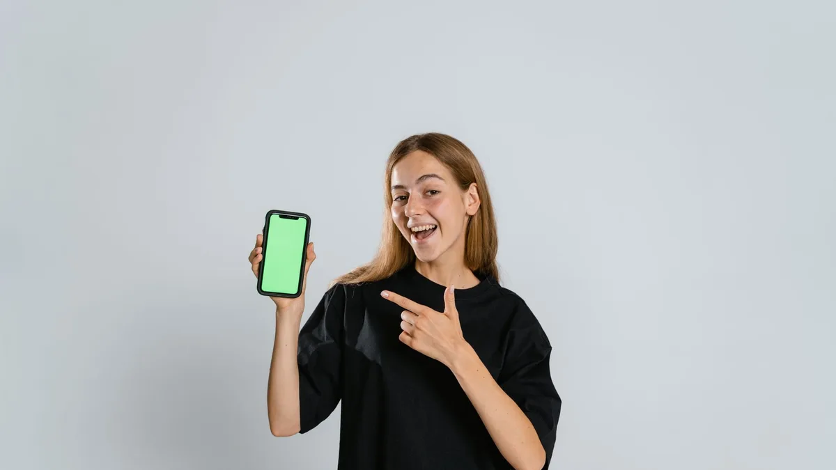 Gövde görseli: Telefonun arka plan hizmetleriyle ilişkili simgelerin ekranında karışık bir görüntü