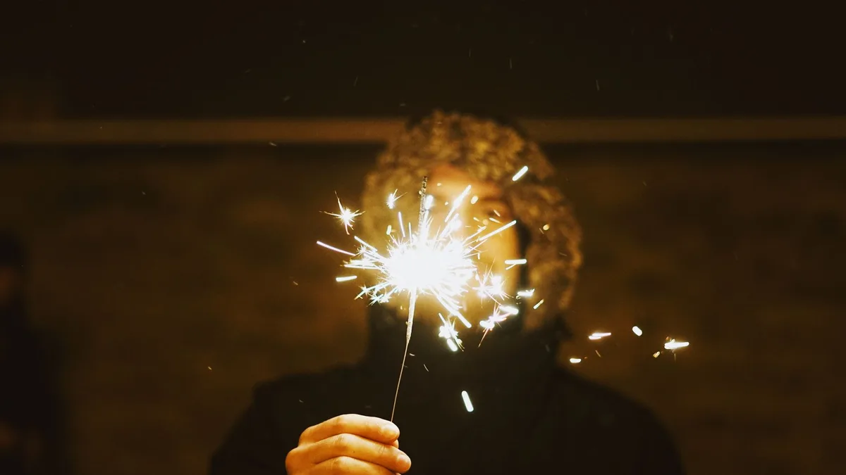 Bir masaüstü bilgisayarda Google Photos arayüzü açık, yan tarafta Spark ikonları