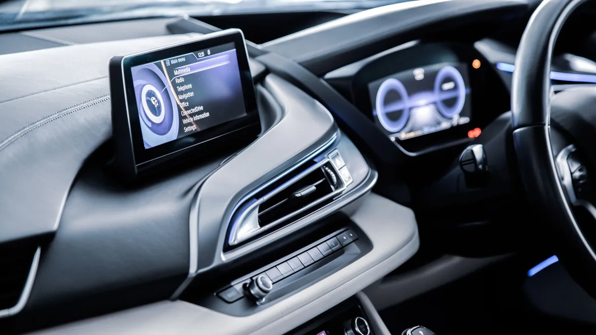 Konsolda Android Auto ve GM yazılımlarının birlikte çalıştığını gösteren kullanıcı arayüzü
