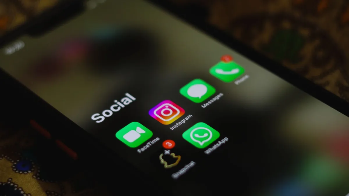 Akıllı telefon ekranında görünen mesajlaşma uygulaması